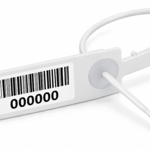 Balta plastikinė plomba su pavyzdiniu serijos numeriu ir brūkšniniu kodu baltame fone